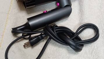 ヘアドライヤー、タオル、石鹸、トイレットペーパー