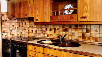 Refrigerador, horno, placa de cocina, cafetera/tetera