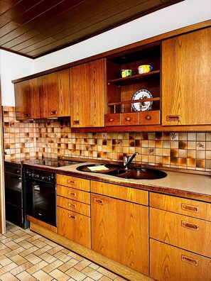 Jääkaappi, uuni, liesi, kahvin-/teenkeitin