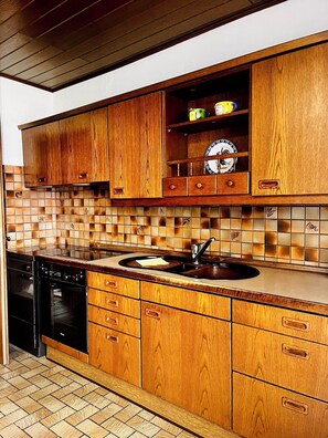 Fridge, oven, stovetop, coffee/tea maker