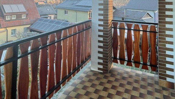 A balcony with a view of houses and a clear sky. - Apartment 'Natascha' with Mountain View, Shared Terrace and Wi-Fi (Fellen)