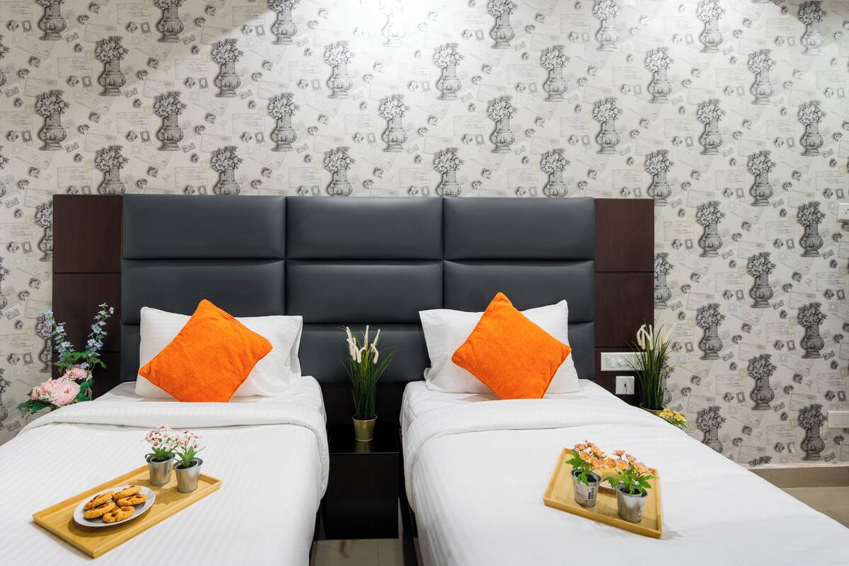 Kamar Twin | Ruang kerja ramah laptop, kedap suara, dan Wi-Fi gratis
