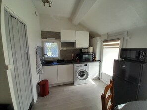 Een koelkast, een microgolfoven, een oven, een kookplaat