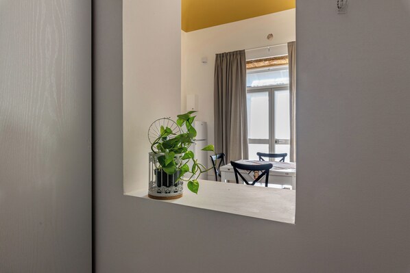 Una sala de estar moderna con un sofá blanco, una mesa de centro y una planta en maceta.