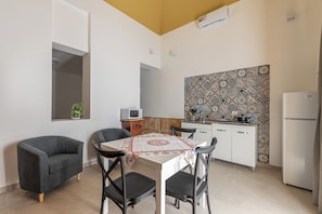 Apartment, 2 Schlafzimmer, Balkon | Esszimmer