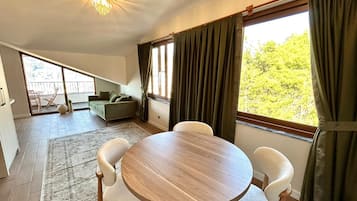 Deluxe-kattohuoneisto, 1 keskisuuri parisänky ja vuodesohva, parveke, merinäköala | Yksilöllisesti sisustettu, työpöytä, ilmainen Wi-Fi, vuodevaatteet