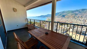 Deluxe-kattohuoneisto, 1 keskisuuri parisänky ja vuodesohva, parveke, merinäköala | Näkymä huoneesta