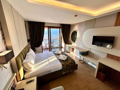 Comfort Double Room, 1 Bedroom | Individually decorated, desk, free WiFi, bed sheets