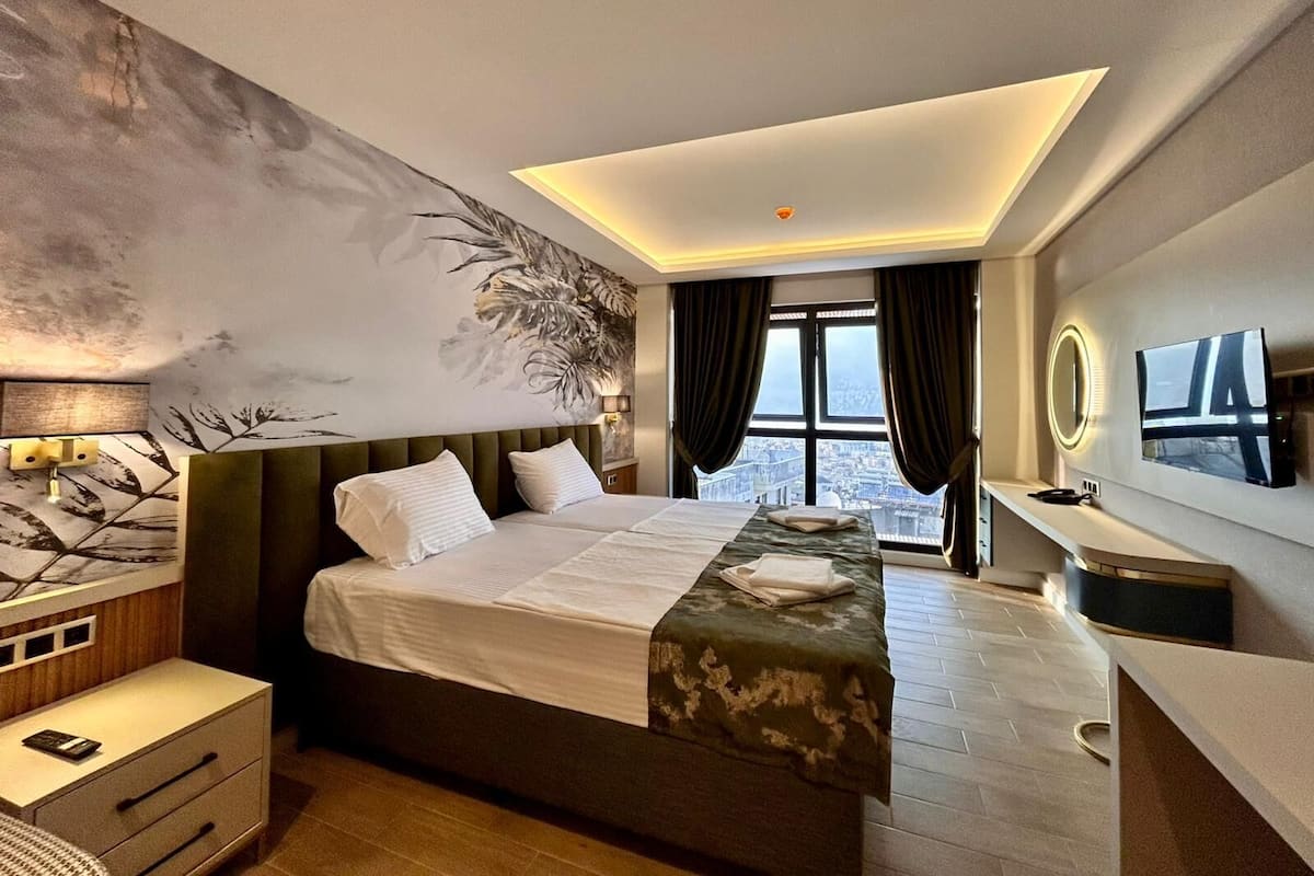 ميني بار ومكتب وتجهيزات عازلة للصوت وواي فاي مجانًا