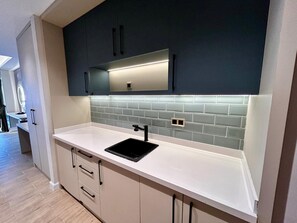 Superior studio, 1 kingsize bed, uitzicht op tuin | Privékeuken | Een mini-koelkast