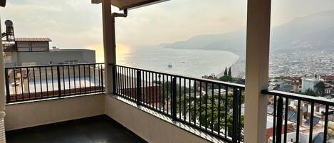 Ático Deluxe, 1 cama de matrimonio con sofá cama, balcón, vistas al mar | Balcón