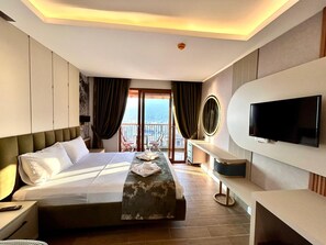 Superior Studio, Sea View | Individually decorated, desk, free WiFi, bed sheets