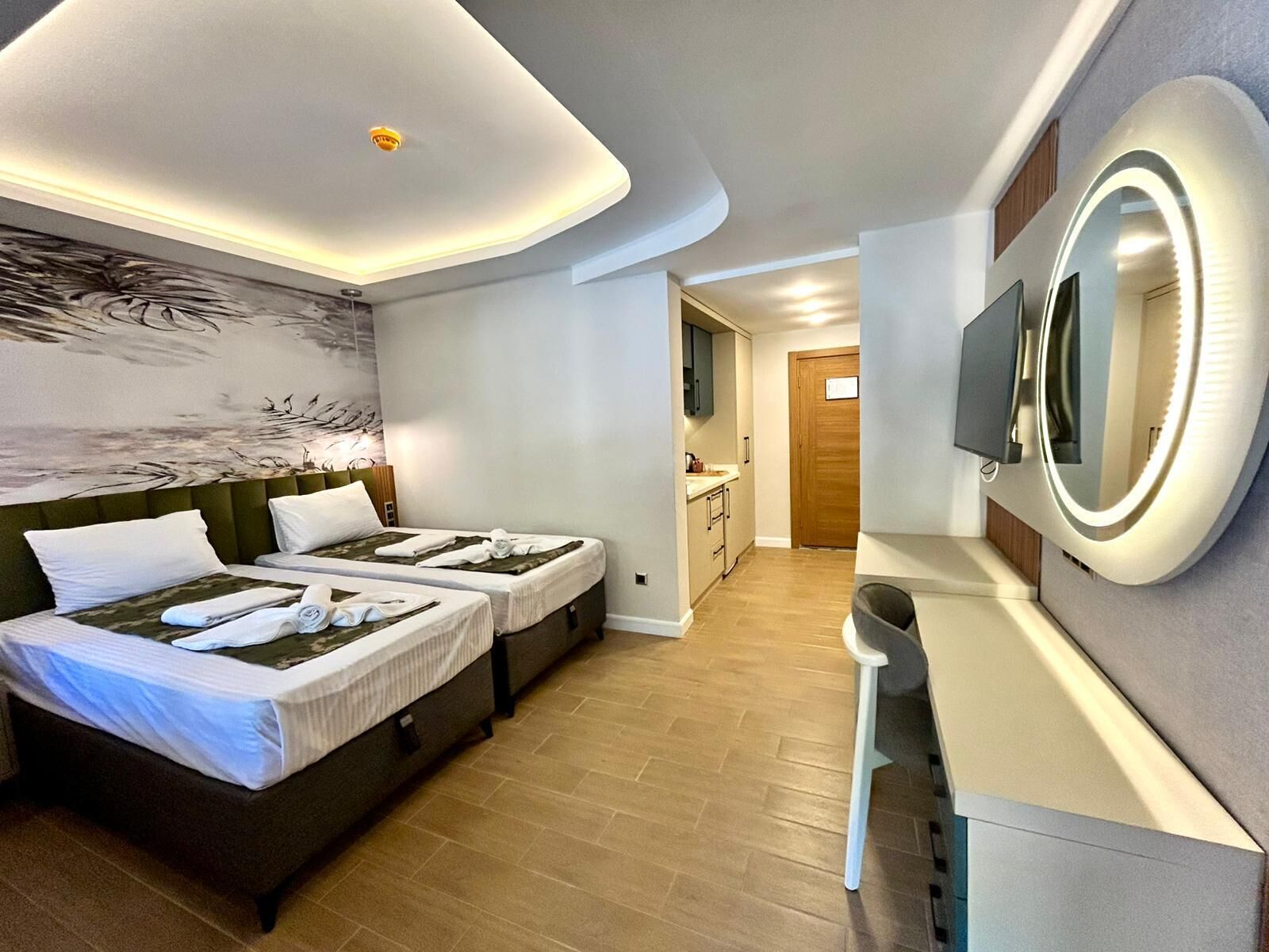 Standard Room, 1 Queen Bed | Individually decorated, desk, free WiFi, bed sheets