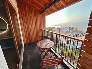 Superior driepersoonskamer, balkon, uitzicht op zee | Individueel gedecoreerd, een bureau, gratis wifi, beddengoed