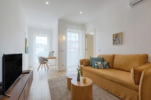 Appartement Familial | Coin séjour | TV connectée de 32 pouces avec chaînes par câble