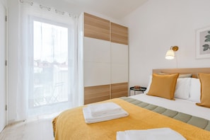 Iron/ironing board, free WiFi, bed sheets - The Morning Light at BoaVista Flats (Porto)