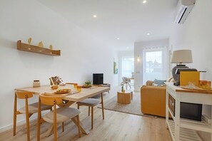 Family Apartment | Living area | 32-inch Smart TV with cable channels - The Morning Light at BoaVista Flats (Porto)