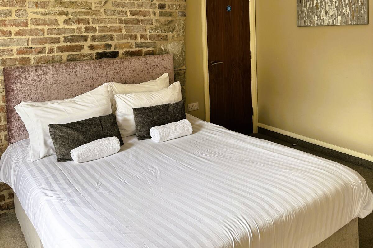 Standard Double Room | Desk, wheelchair access