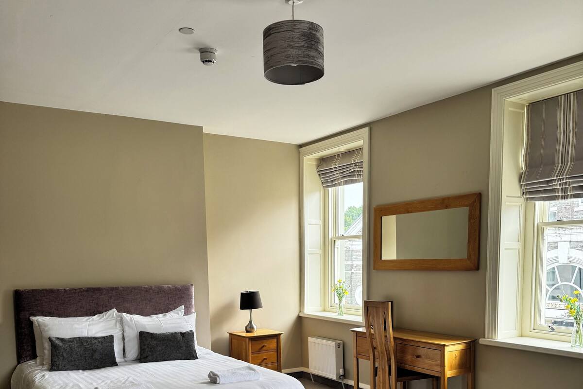 Family Room | Desk, wheelchair access