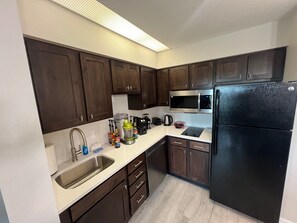 ثلاجة، ميكروويف، موقد طهي مسطح، غسالة أطباق