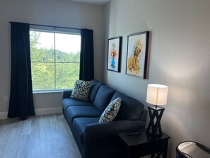 Een smart-tv, een kantoor, een computerscherm en een printer