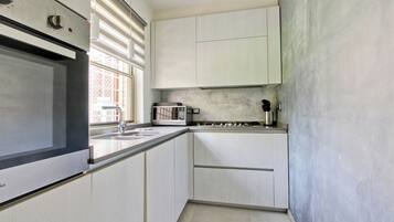 Frigorifero, microonde, forno, piano cottura