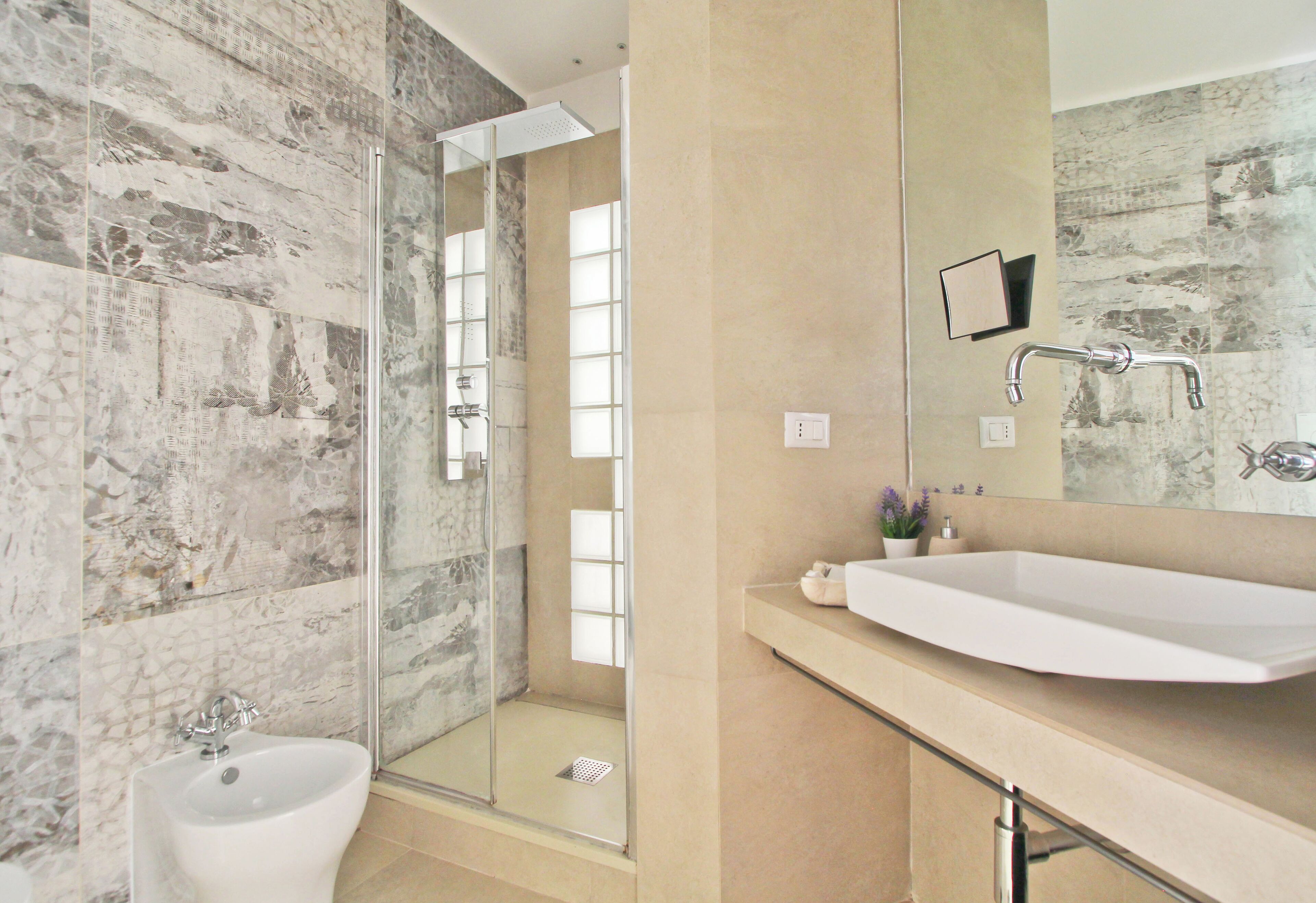 Dusche, Haartrockner, Bidet, Handtücher