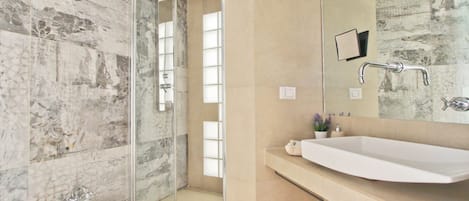 Regadera, secadora de cabello, bidet, toallas