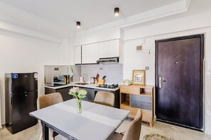 Frigorífico, microondas, horno y placa de cocina