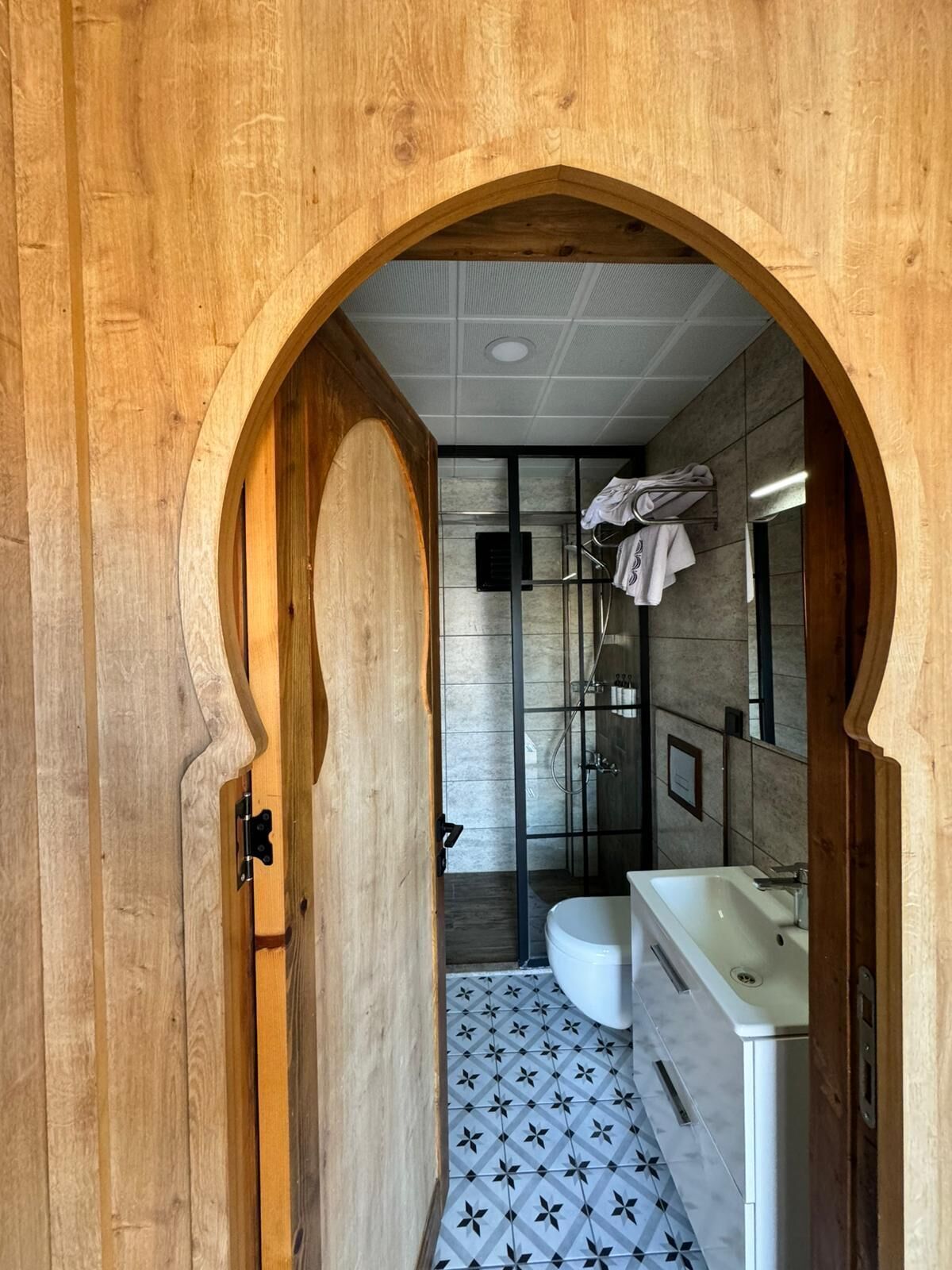 Quarto casal luxo, sacada, vista para o lago | Banheiro | Roupões de banho, chinelos