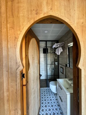 Deluxe Double Room, Balcony, Lake View | Bathroom