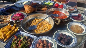 فطور مطهو حسب الطلب مجانًا يوميًا