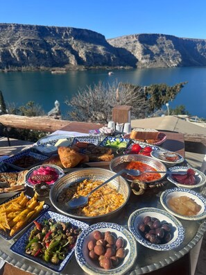 Free daily cooked-to-order breakfast - cevher konağı (Halfeti)