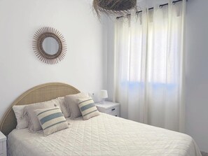 2 bedrooms, iron/ironing board, Internet, bed sheets