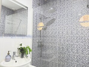 Een douche, een haardroger, handdoeken