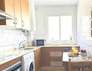 Fridge, microwave, oven, coffee/tea maker