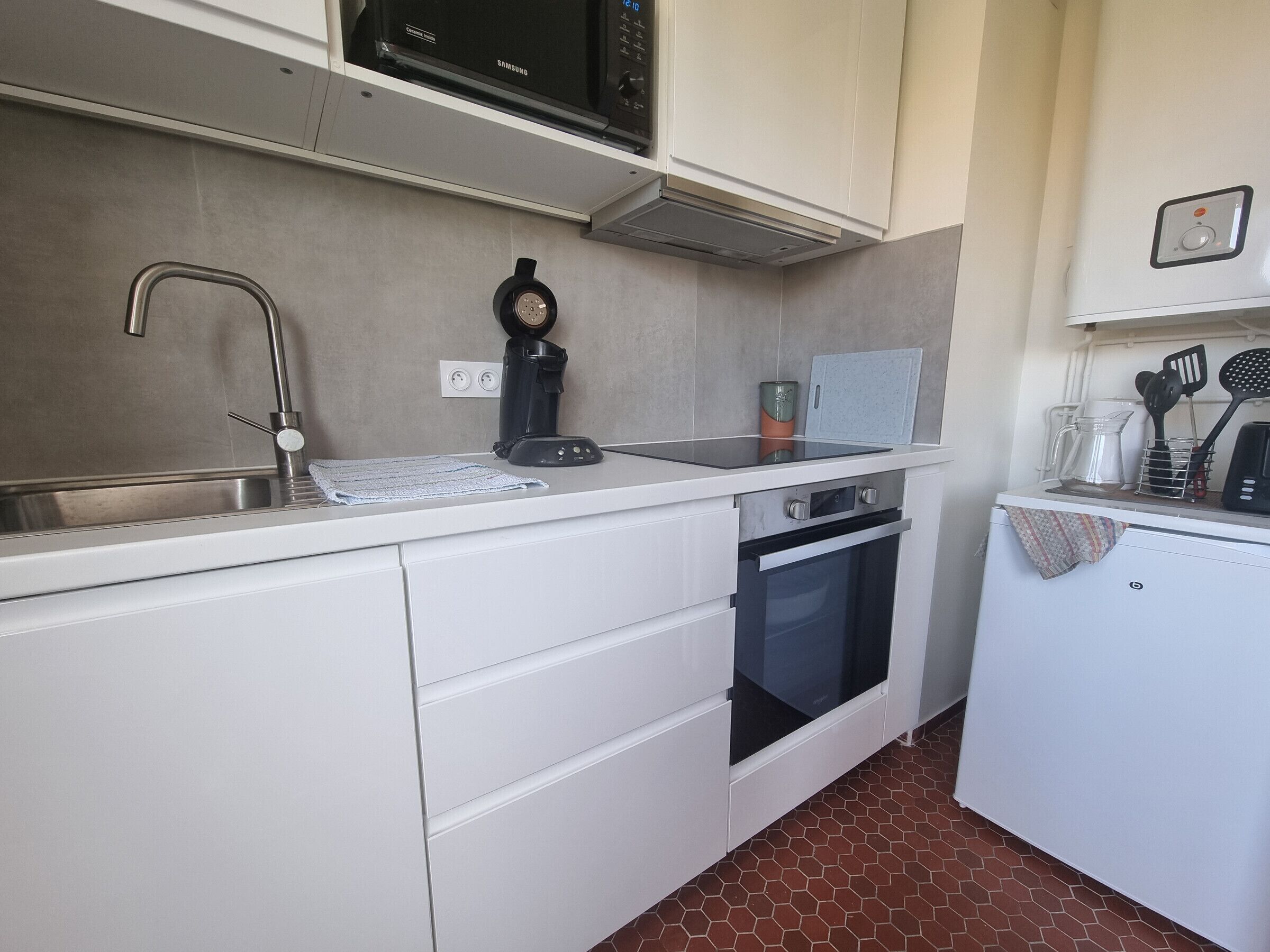 Réfrigérateur, micro-ondes, four, plaque de cuisson