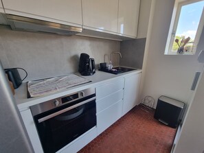 Een koelkast, een microgolfoven, een oven, een kookplaat