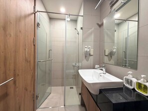 Apartemen Keluarga, balkon, pemandangan kota | Kamar mandi | Shower, pengering rambut, kloset, dan handuk