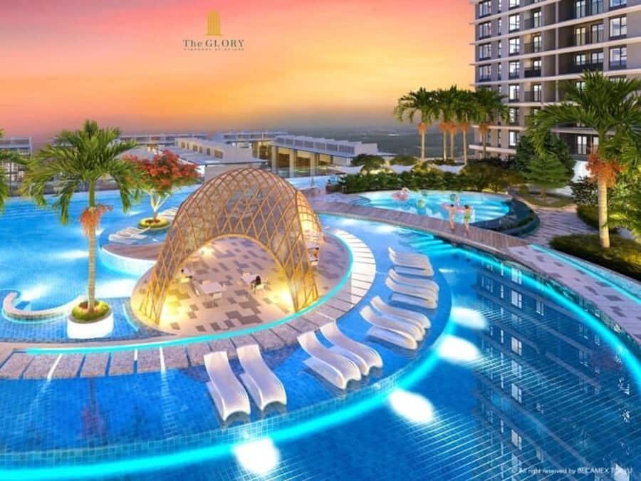 Un hotel lujoso con una amplia piscina infinita, palmeras y un diseño arquitectónico moderno.