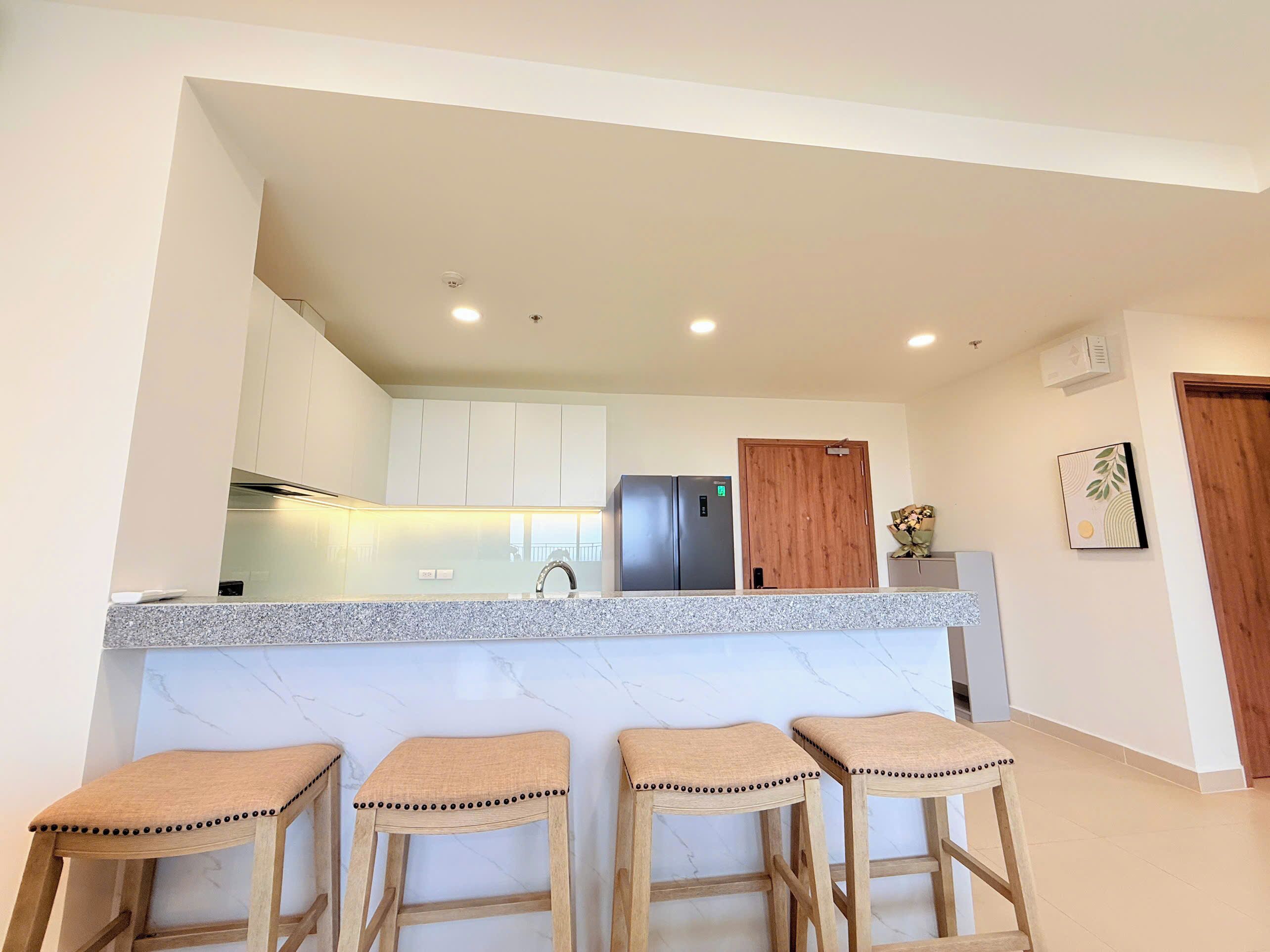 Departamento familiar, balcón, vista a la ciudad | Instalaciones de cocina compartida | Refrigerador, microondas, parrilla de estufa y comedor 