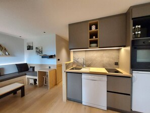 Geladeira, micro-ondas, fogão, cooktop