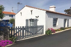 Exterior - 300m from the beach - house with garden for 3 (L'Epine)