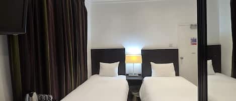 Habitación cuádruple estándar | Tabla de planchar con plancha y wifi gratis
