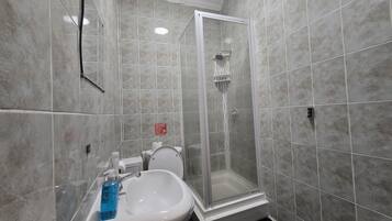 Habitación cuádruple estándar | Baño | Ducha, secador de pelo, toallas y jabón