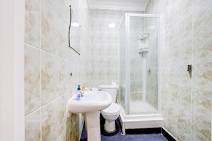 Economy Single Room | Bathroom | Shower, hair dryer, towels, soap - Haringey Hotel (London)