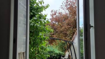 Deluxe tweepersoonskamer, uitzicht op rivier | Badkamer | Een douche, gratis toiletartikelen, een haardroger, handdoeken