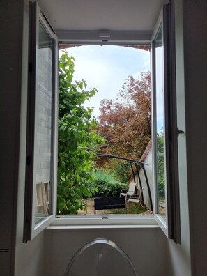 Deluxe Double Room, River View | Bathroom | Shower, free toiletries, hair dryer, towels