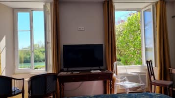 Deluxe Double Room, River View | Free WiFi