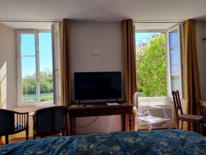 Deluxe Double Room, River View | Free WiFi